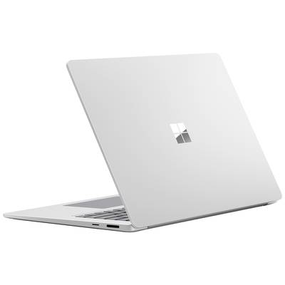 Ein silberner Laptop mit leicht geöffnetem Bildschirm und dem Windows-Logo auf der Rückseite.
