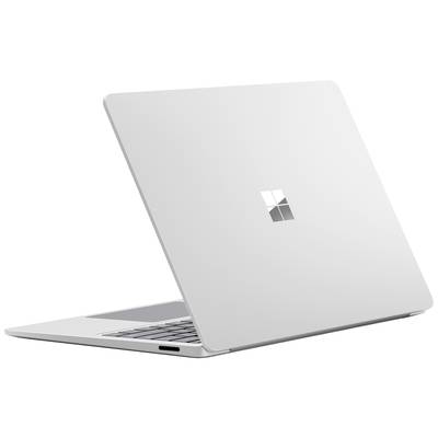 Ein geöffneter, silberner Laptop mit einem sichtbaren Logo auf dem Deckel. Der Laptop steht auf einer weißen Oberfläche.