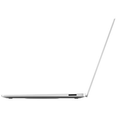 Seitenansicht eines schlanken, silbernen Laptops, der teilweise geöffnet ist.