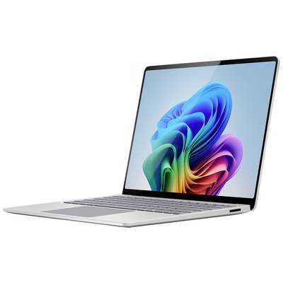 Ein silberner Laptop steht offen mit einem farbenfrohen Bildschirmhintergrund, der eine abstrakte, gewellte Form zeigt.