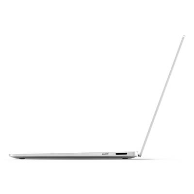 Ein dünner, silberner Laptop von der Seite fotografiert, geöffnet im Profil.