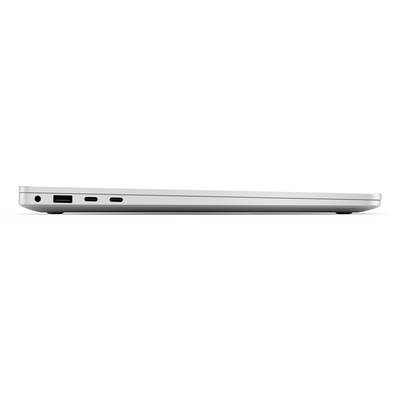 Ein silberner Laptop seitlich dargestellt; zeigt Anschlüsse: Kopfhörerbuchse, USB-A, zwei USB-C. Schlankes, modernes Design.