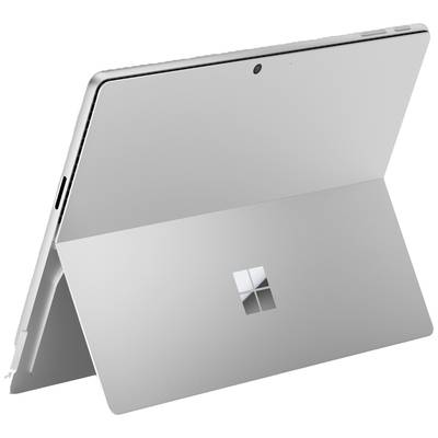 Ein silbernes Tablet mit ausklappbarer Stütze, das ein minimalistisches Design zeigt.