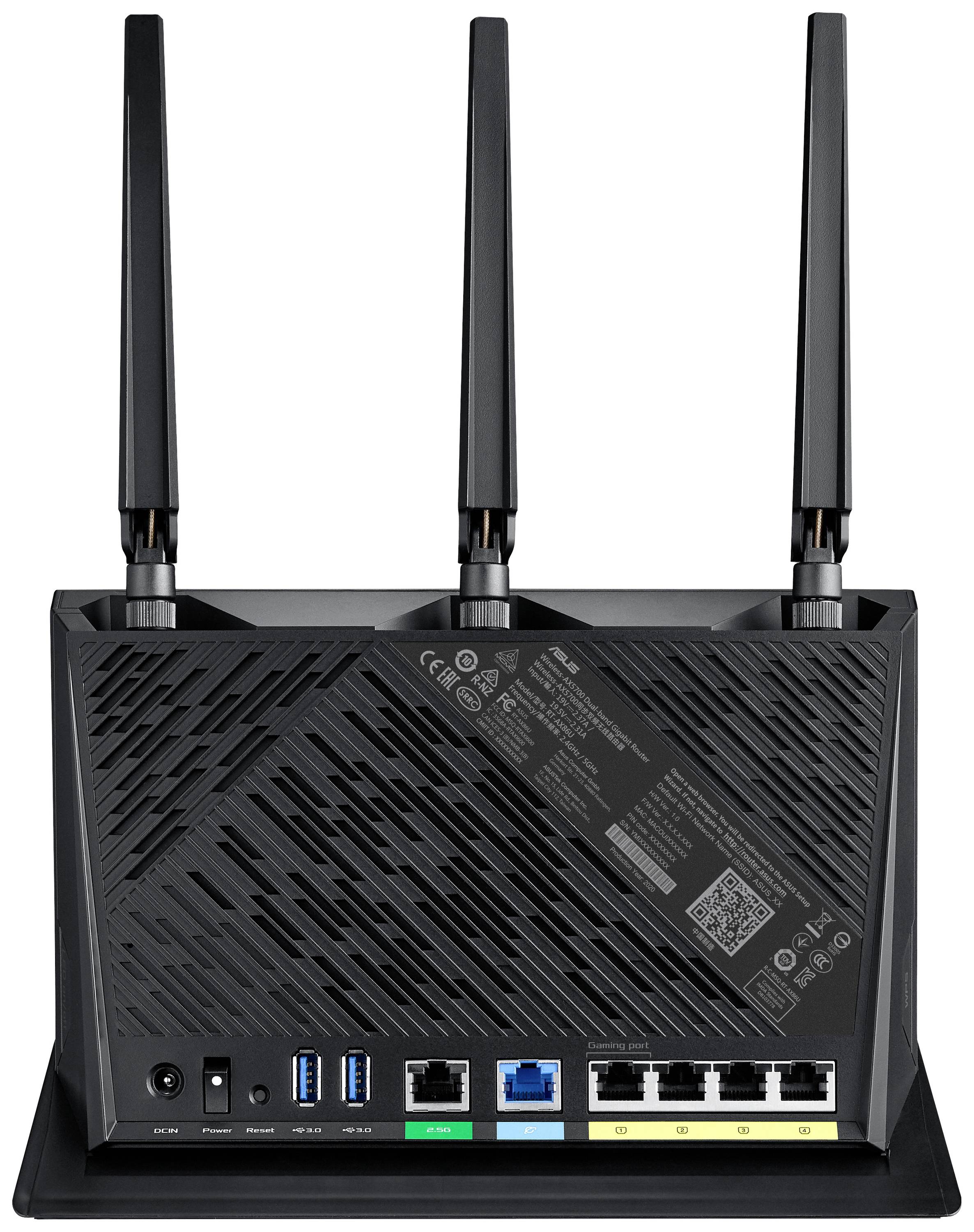 Rückseite eines WLAN-Routers mit drei Antennen. Anschlüsse: Strom, USB, WAN und vier LAN-Ports. Etikett mit technischen Informationen sichtbar.