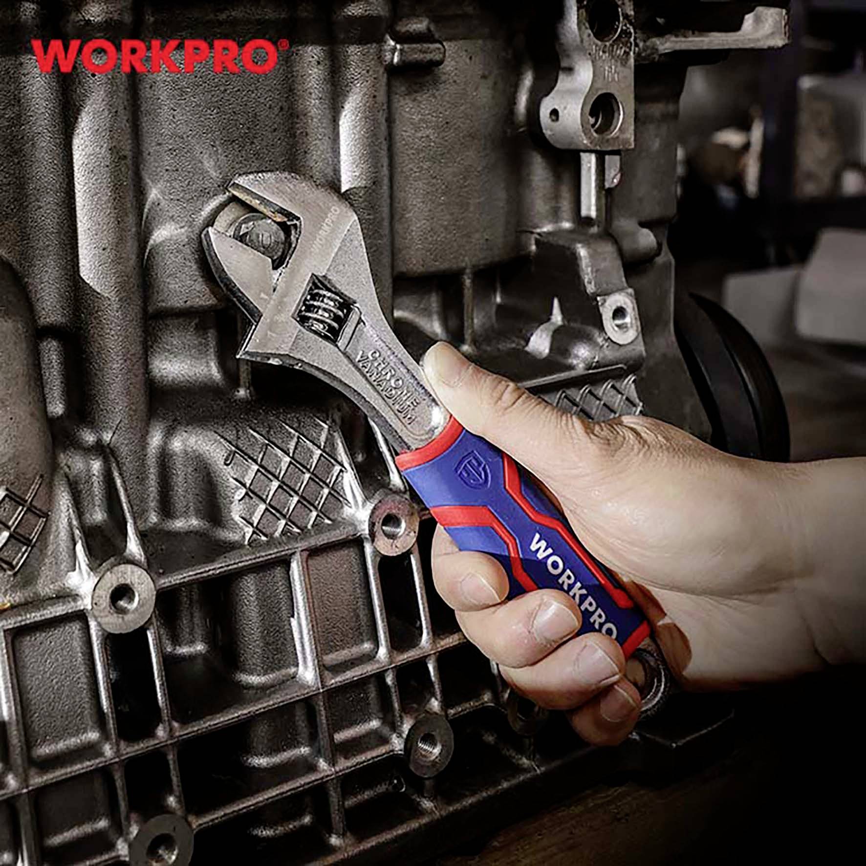 Eine Hand hält einen verstellbaren Schraubenschlüssel, der an einem großen Metallteil arbeitet, mit dem Logo 'WORKPRO' im Hintergrund.