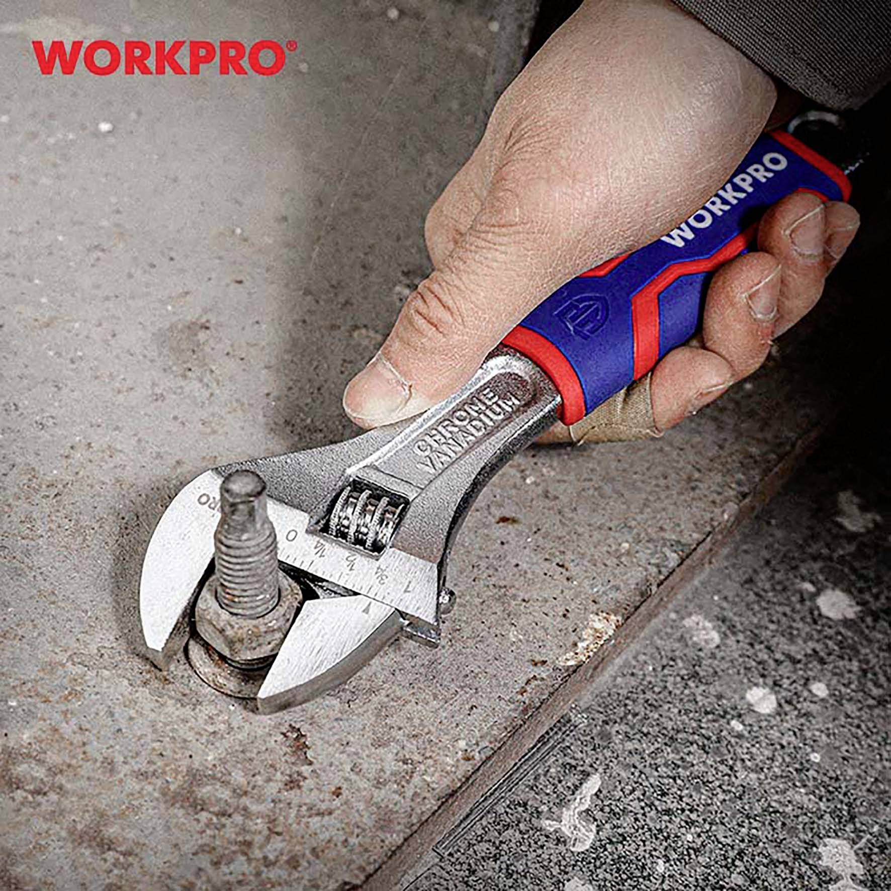 Eine Hand hält einen verstellbaren Schraubenschlüssel, der eine Schraube festzieht. 'WORKPRO' ist auf dem Griff und in der Ecke des Bildes erkennbar.