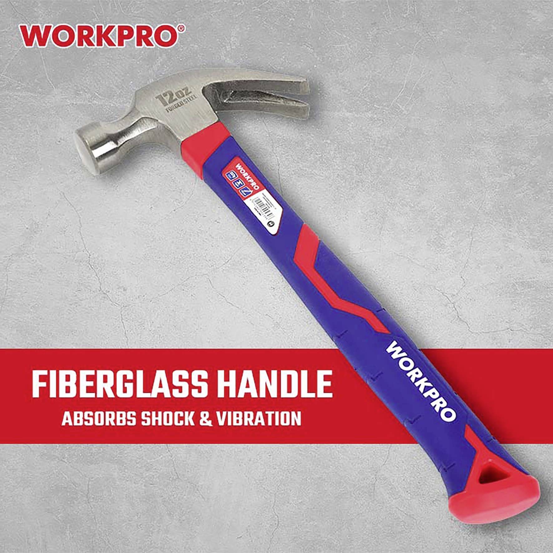 Ein Hammer mit rotem und blauem Griff auf grauem Hintergrund. Text: 'WORKPRO' oben links und 'FIBERGLASS HANDLE' mit weiteren Details unten.