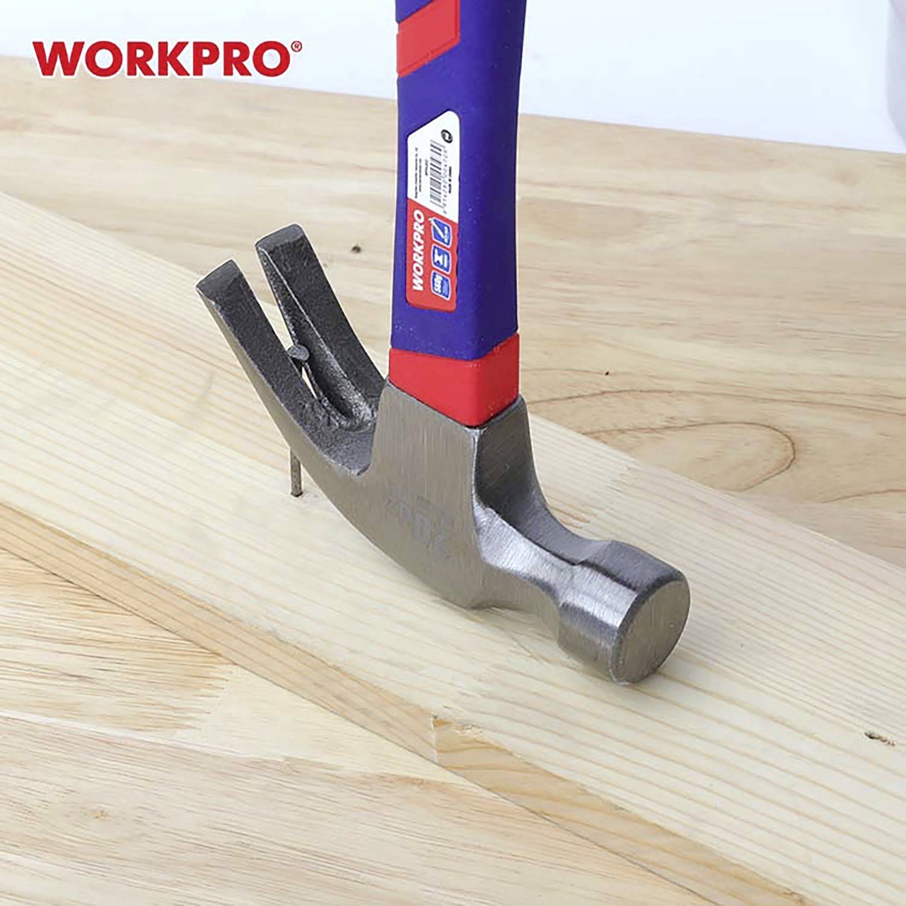 Ein Hammer mit blau-rotem Griff aus der Marke WORKPRO zieht einen Nagel aus einem Holzbrett heraus.