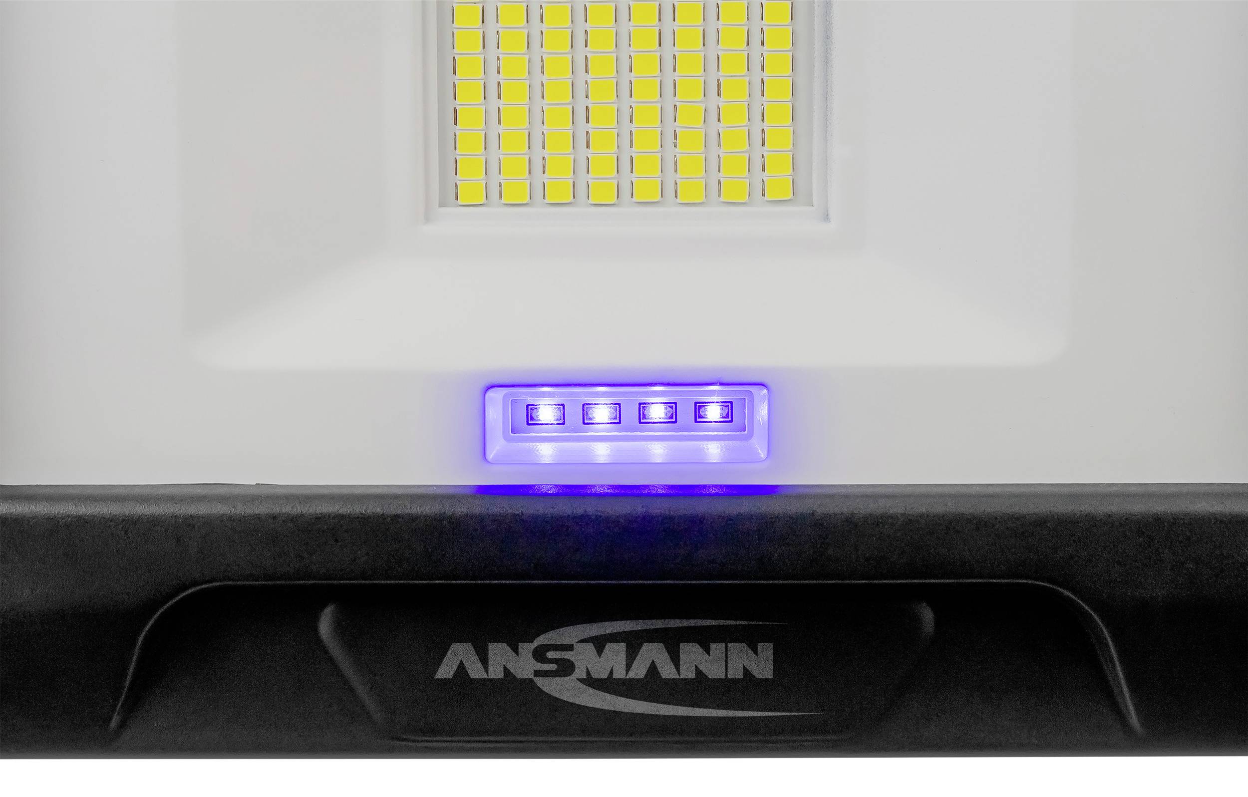 LED-Leuchte mit gelbem Lichtfeld und blauer Leuchtanzeige darunter. Schwarzes Gehäuse mit dem Aufdruck 'ANSMANN'.