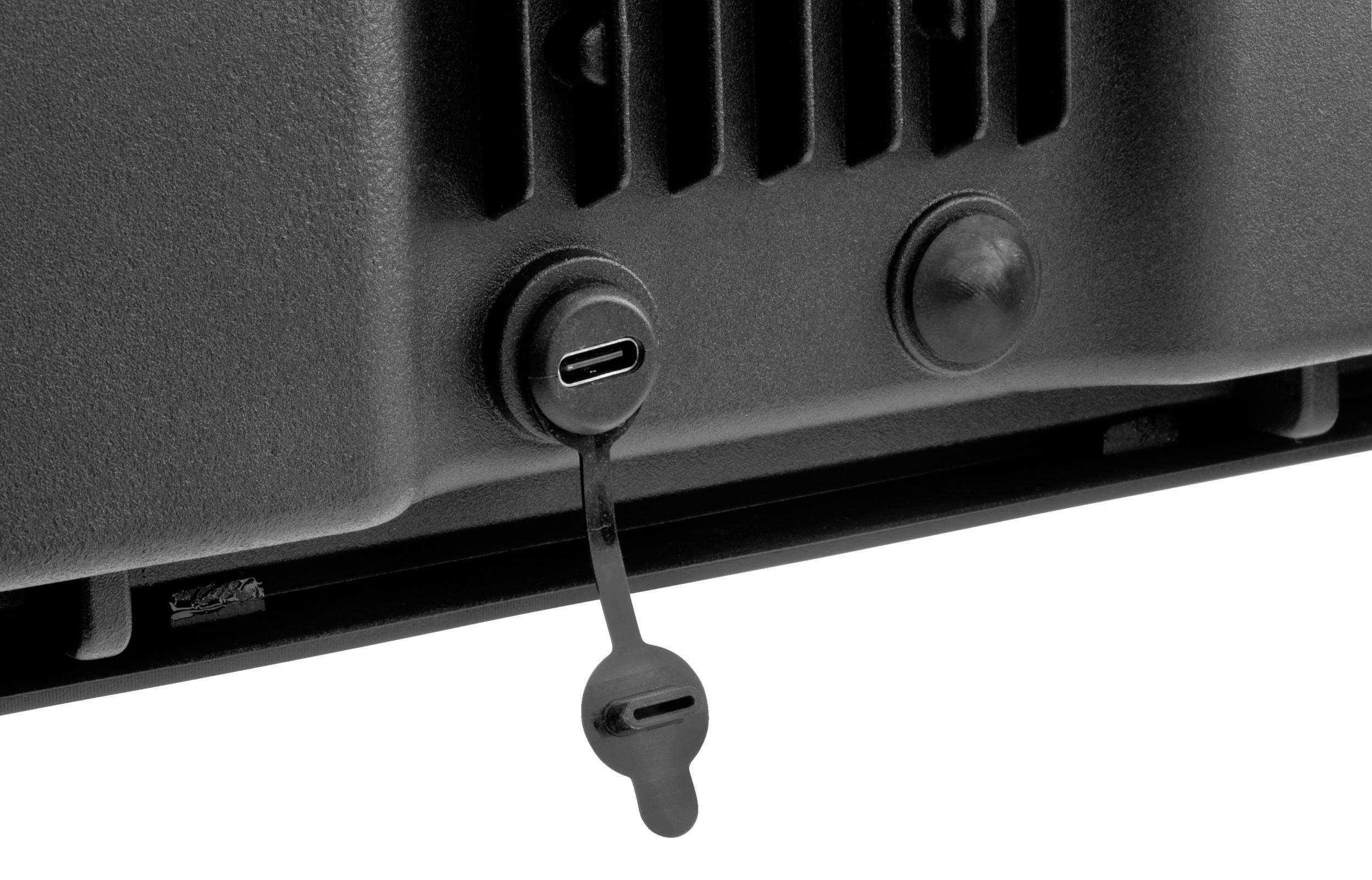 'Ein Gerät mit USB-C-Anschluss an der Vorderseite, daneben ein abnehmbarer Gummiabdeckungsstreifen.'