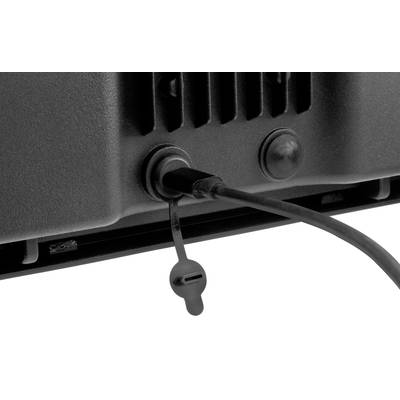 Schwarzes Kabel ist an einen Anschluss eines Elektrogeräts angeschlossen; staubgeschützter Anschluss mit abnehmbarem Verschluss.