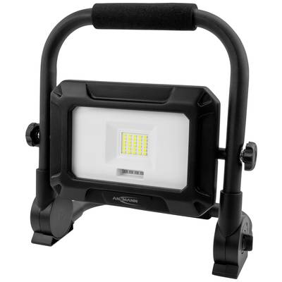Ein tragbarer LED-Arbeitsstrahler mit robustem Gehäuse und einstellbarem Ständer, geeignet für Bauarbeiten oder Werkstätten.
