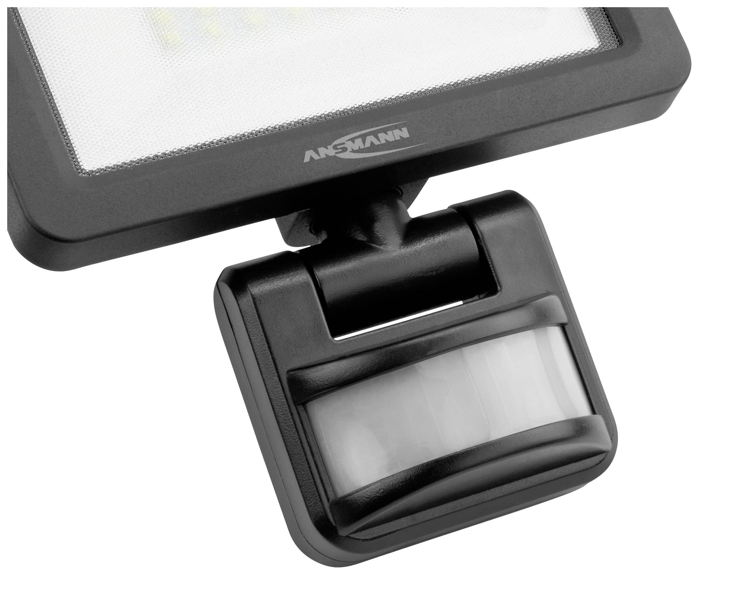 Ein Bewegungsmelder unter einem LED-Flutlicht, geeignet zur Sicherheit und Beleuchtung, mit schwarzem Gehäuse gezeigt.