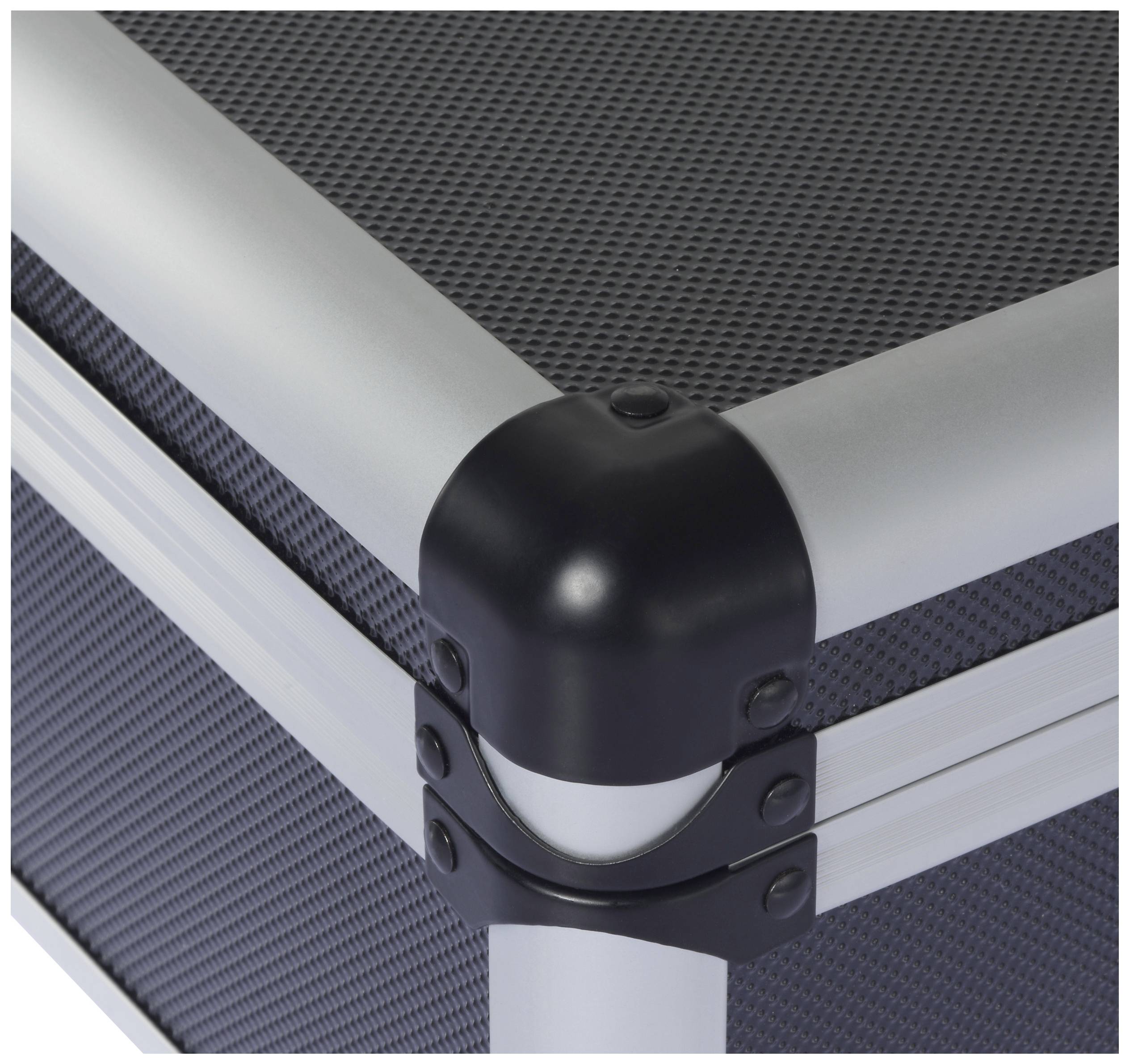 Die Abbildung zeigt die Ecke eines robusten Transportkoffers mit silbernen Metallrahmen und schwarzem Eckschutz. Ideal für sicheren Transport.