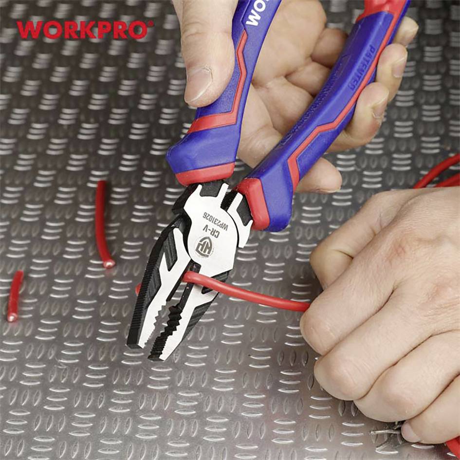 Eine Hand hält eine rote, blaue Zange und schneidet ein rotes Kabel auf einer metallischen Oberfläche. Auf der Zange steht 'WORKPRO'.