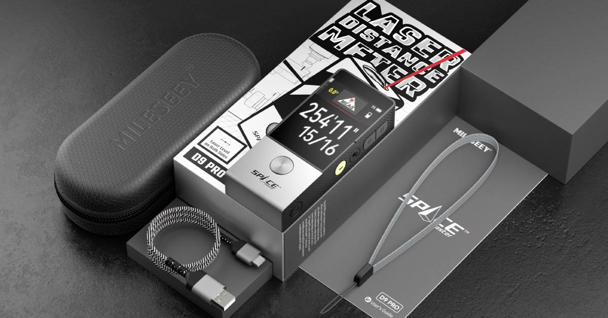 Ein Laser-Entfernungsmesser in einer Verpackung mit Zubehör: Aufladekabel, Hülle, Tragschlaufe. Anzeige zeigt '25411 15/16'.