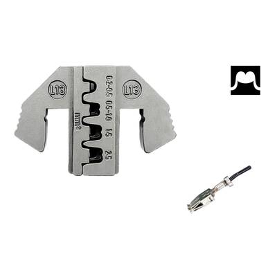 Eine silberne Crimpzange und ein Kabel mit einem Metallstecker sind abgebildet. Oben rechts ist ein stilisiertes Symbol mit einem Schnurrbart zu sehen.