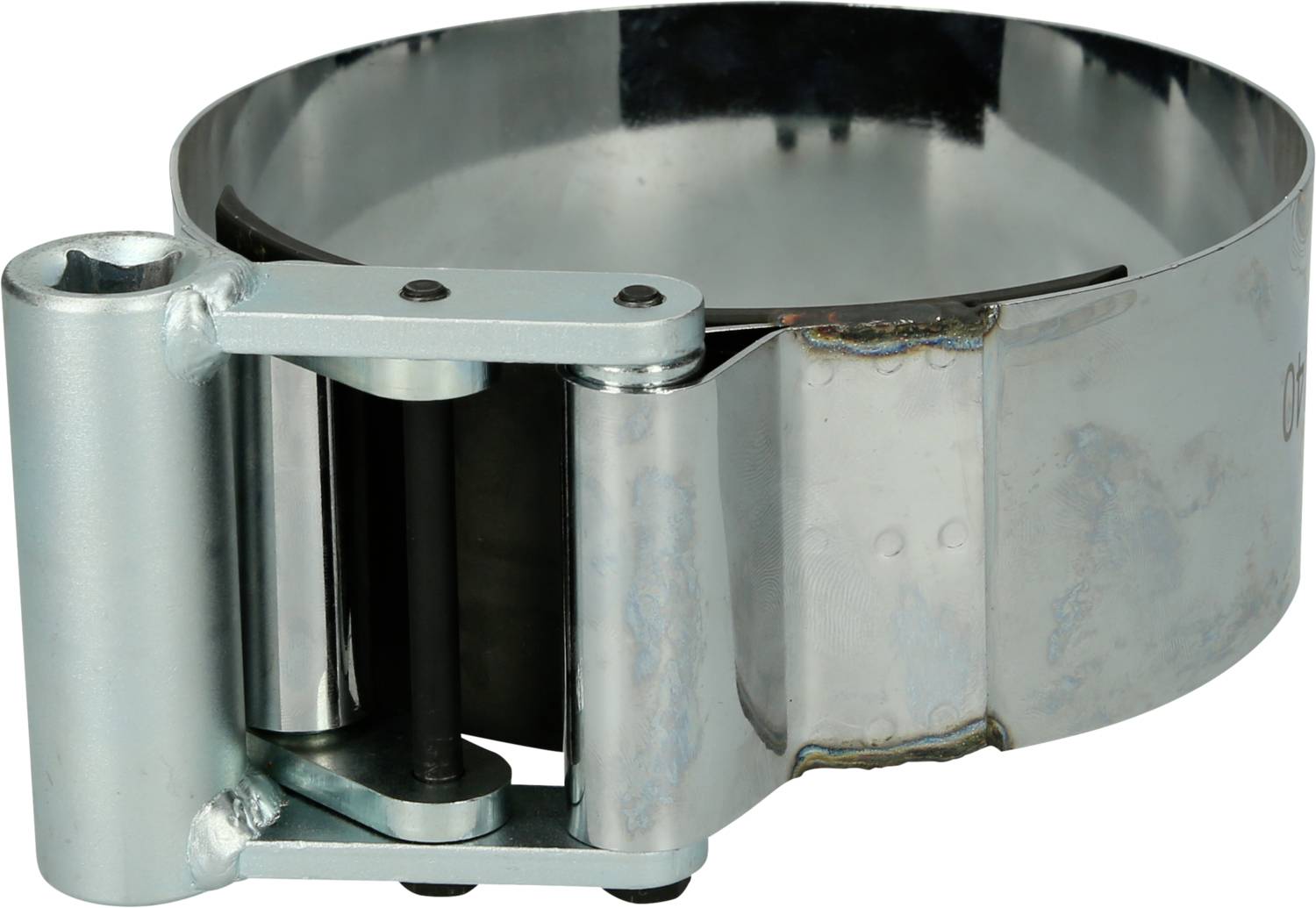 Metallschelle mit Scharnier und Bolzen, verwendet zur sicheren Befestigung oder Verbindung von Rohren oder Schläuchen.