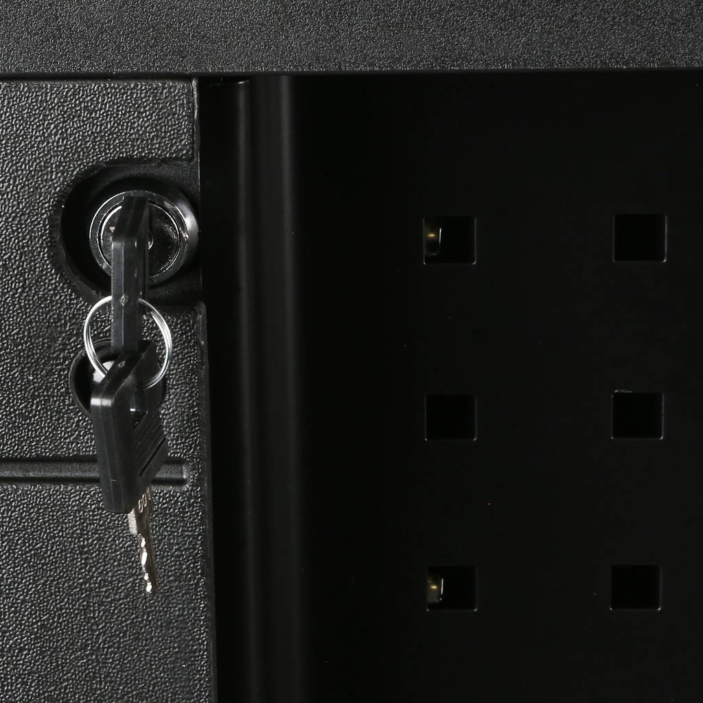 Ein Schlüssel steckt in einem schwarzen Metallschloss, das an einem Schrank oder Kasten angebracht ist.