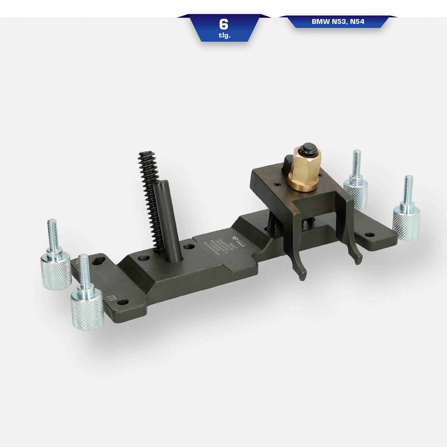 Ein Montagewerkzeug für den BMW N54 Motor. Bestehend aus einem schwarzen Metallteil mit Schrauben und einem goldenen Element in der Mitte.