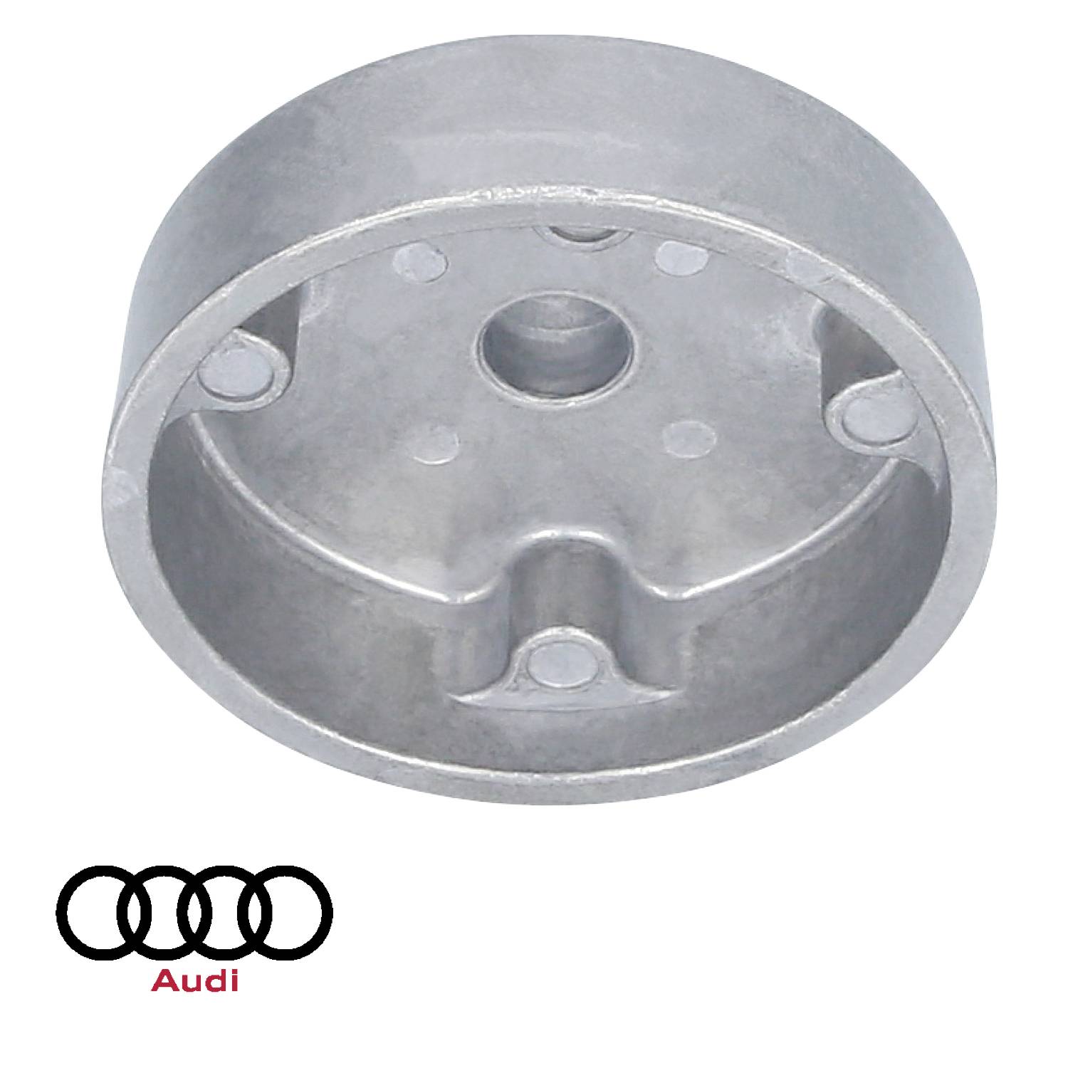 Ein metallischer Zylinder mit Bohrungen und inneren Verstrebungen. Darunter das Audi-Logo mit vier Ringen und dem Wort 'Audi'.