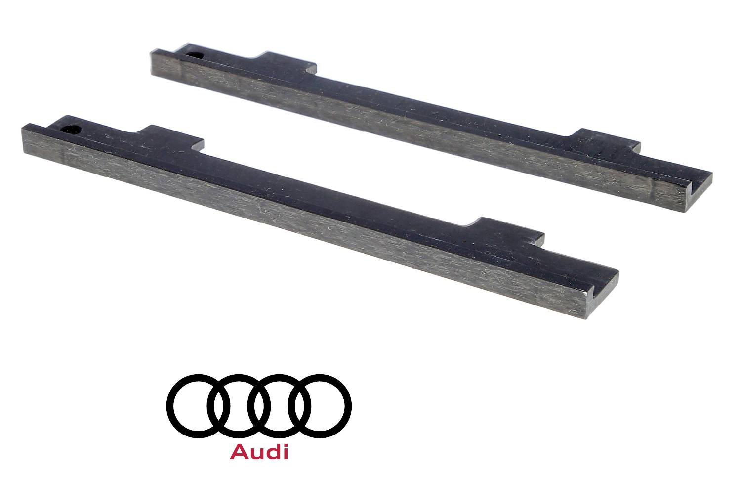 Zwei rechteckige Metallteile übereinanderliegend, mit dem Audi-Logo darunter platziert.