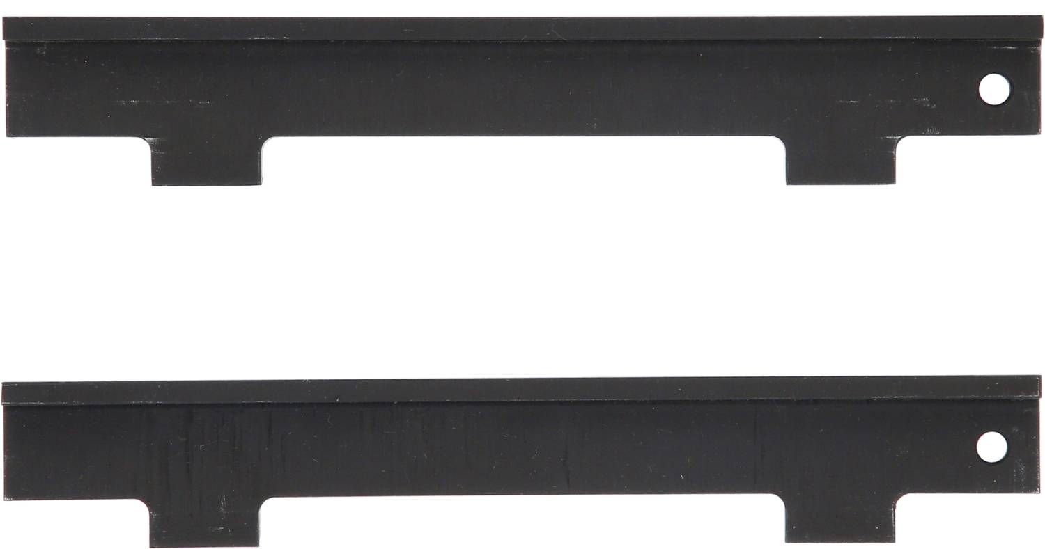 Zwei schwarze, rechteckige Metallplatten mit einem Loch an der rechten Seite, übereinander angeordnet.