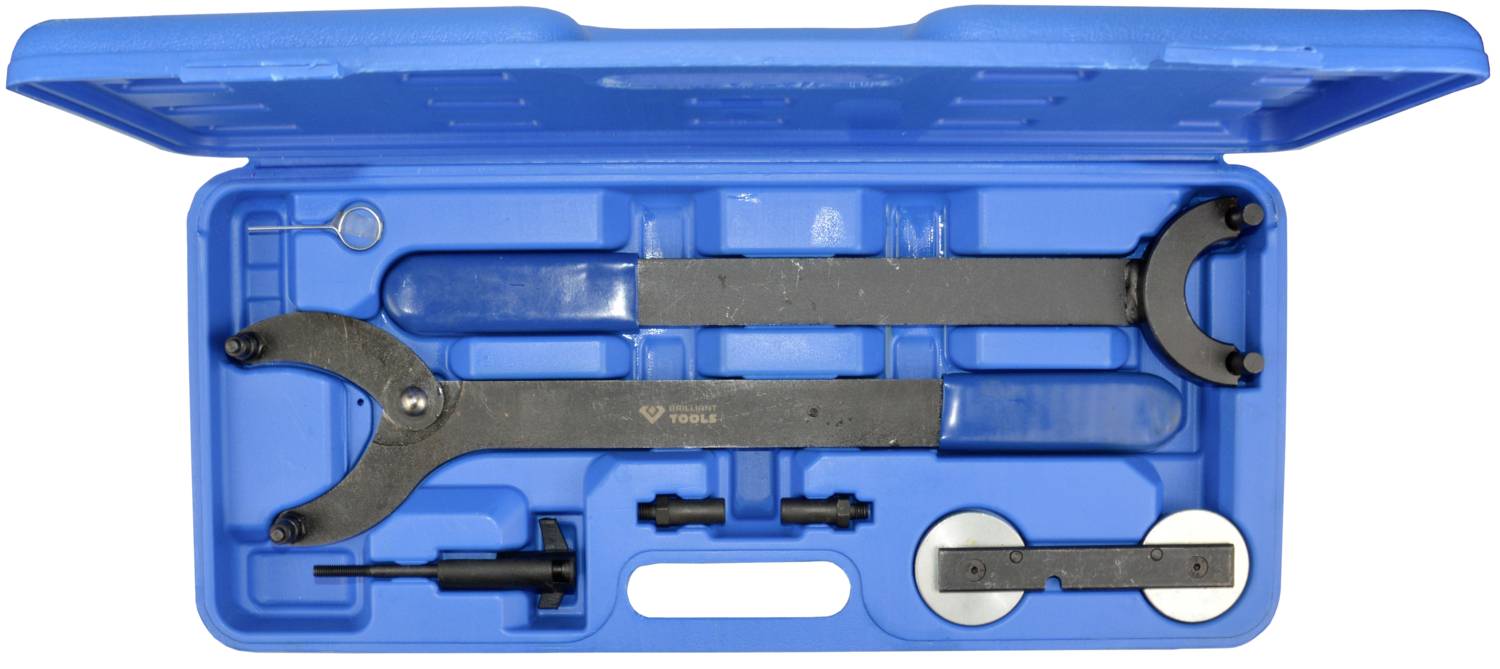 Blauer Kunststoffkoffer mit Werkzeugen zur Motorwartung, darunter verschiedene Schlüssel und Adapter, passend für spezifische Fahrzeugmarken.