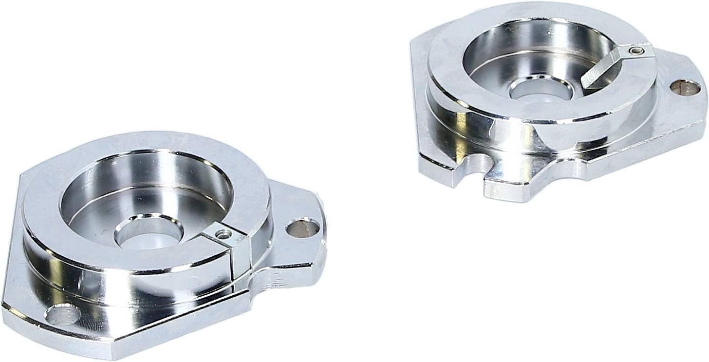 Zwei glänzende Metallklemmen auf weißem Hintergrund, verwendet zur Befestigung oder Sicherung von Bauteilen in Maschinen.