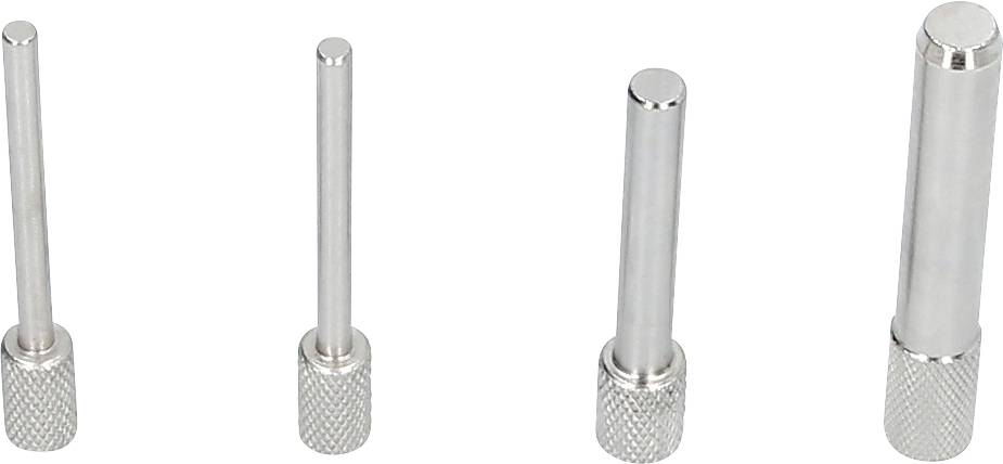 Vier silberne, metallische Stempel in verschiedenen Längen und Durchmessern sind nebeneinander aufgestellt.