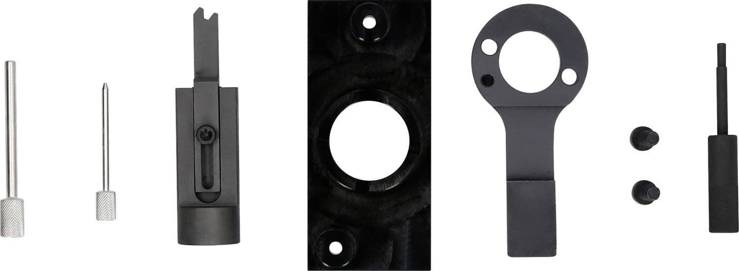 Ein Satz von schwarzen und silbernen Metallwerkzeugen, darunter Stifte, Schrauben und Halterungen, auf weißem Hintergrund.