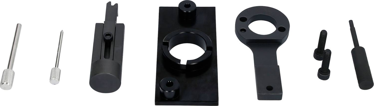 Verschiedene schwarze und silberne Werkzeuge und Bauteile liegen nebeneinander. Hauptsächlich zylindrische und rechteckige Formen.