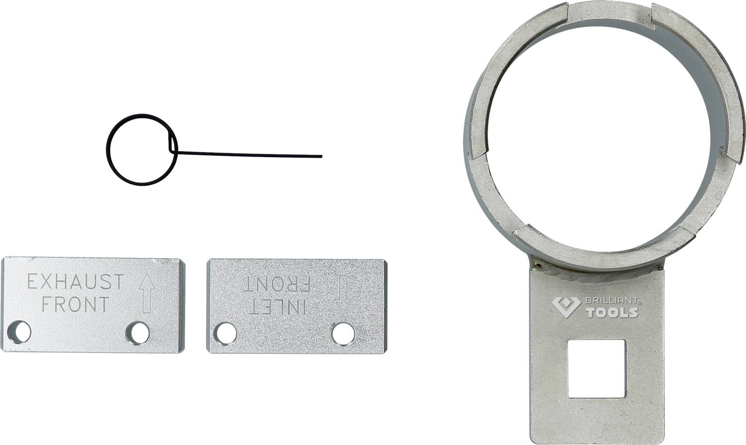 Metallwerkzeuge zur Motoreinstellung: ein Ring, zwei beschriftete Platten 'EXHAUST FRONT' und 'INLET FRONT' und ein Drahtwerkzeug.