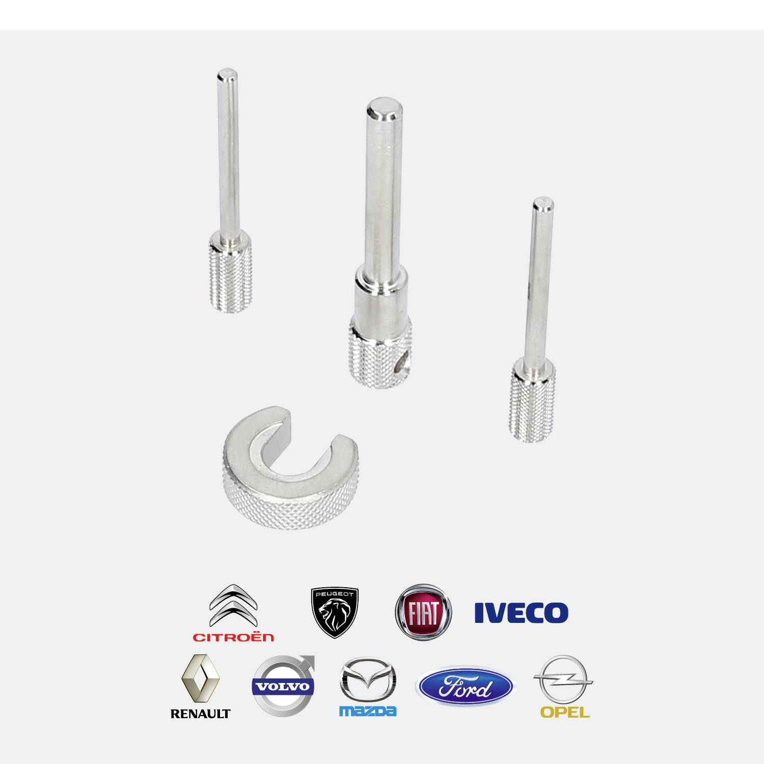 Vier metallische Werkzeuge auf weißem Hintergrund, darunter Autosymbole von Marken wie Citroen, Renault, Fiat, Ford und Opel.