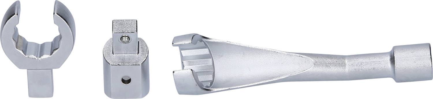 Ein dreiteiliges Stecknuss-Set: Ein Gabelschlüssel, ein Verbindungsstück und ein Schlüsselaufsatz aus Metall. Geeignet für Heimwerkerarbeiten.