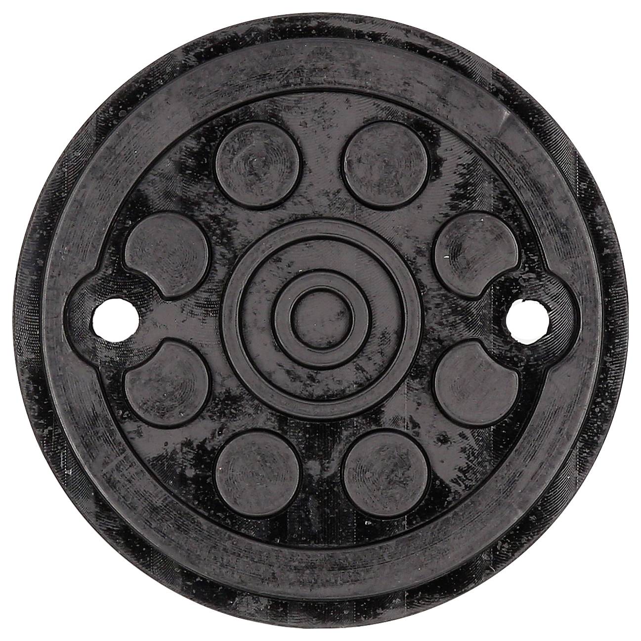 Runder schwarzer Deckel mit geometrischem Muster und zwei Löchern. Möglicherweise Teil eines Abfluss- oder Wartungssystems.