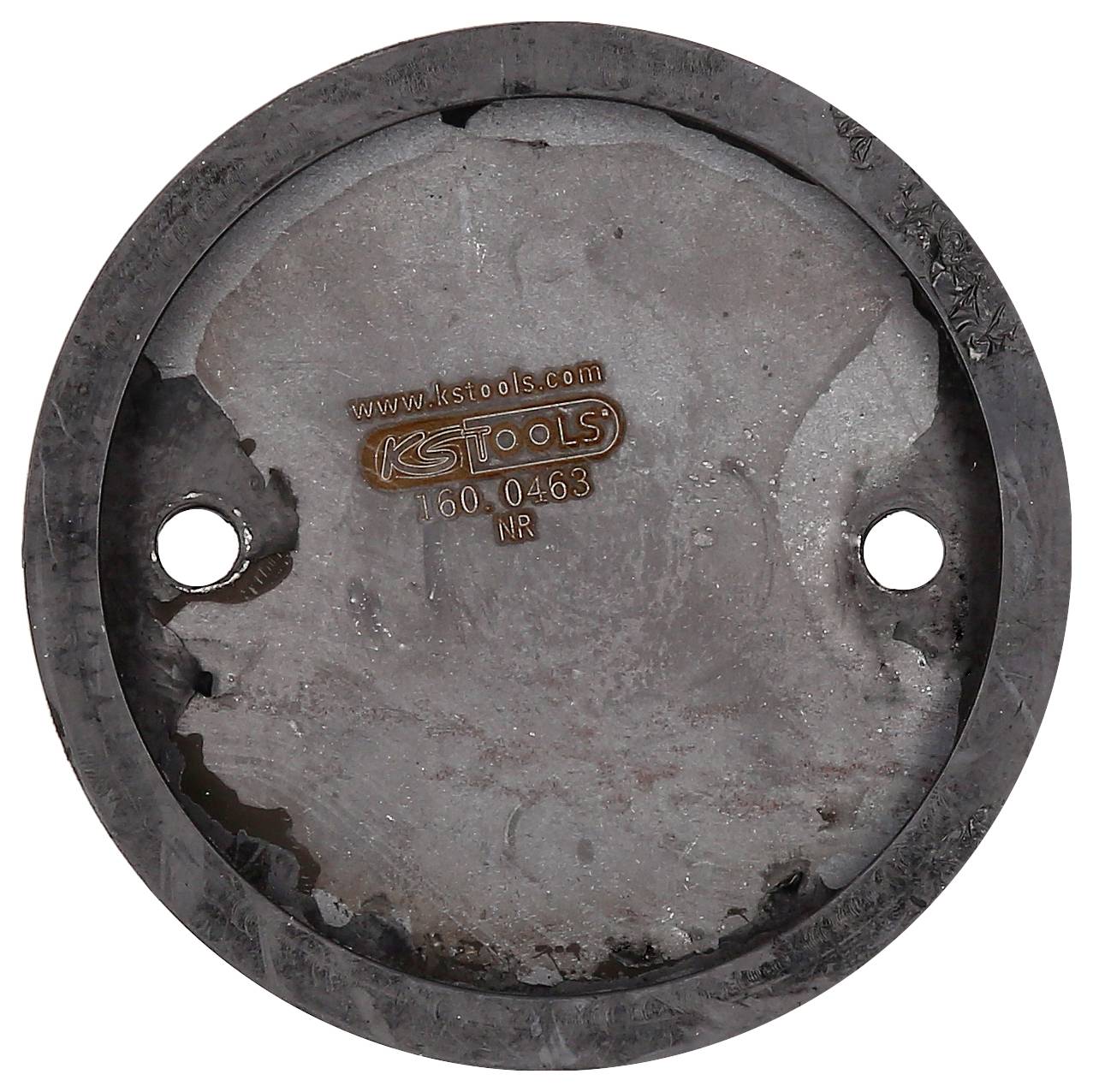 'KS TOOLS' Logo auf einer runden, oxidierten Metalloberfläche mit zwei Löchern.