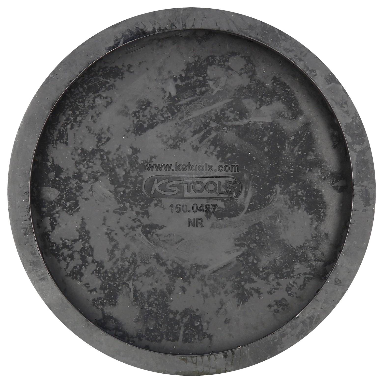 Runde, schwarze Metallplatte mit Oberflächenmuster, markiert mit 'KS Tools, NR, 160.0497', vermutlich ein technisches Werkzeugteil.