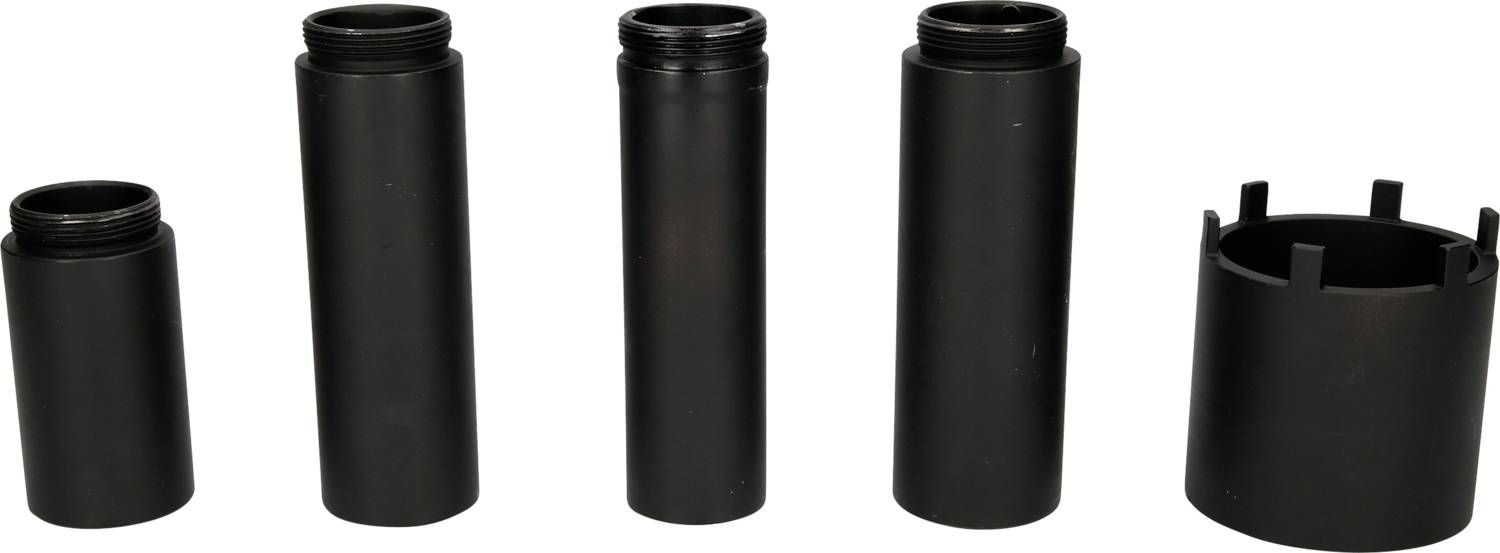 Fünf schwarze zylindrische Adapter unterschiedlicher Größe, die nebeneinander aufgereiht sind. Sie scheinen zusammenzubauen.