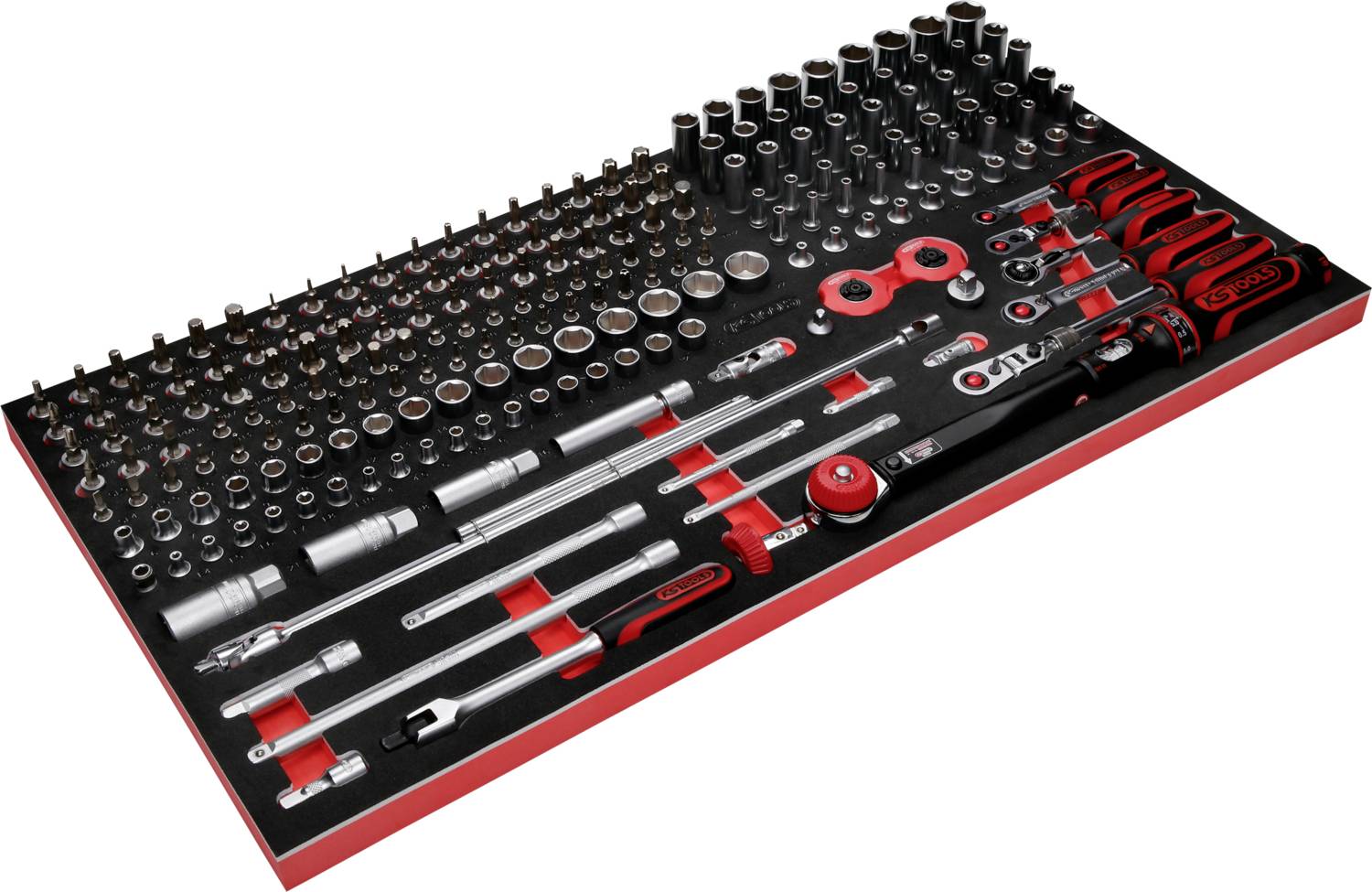 Satz aus rotem und schwarzem Steckschlüsselwerkzeug, einschließlich verschiedener Nüsse, Verlängerungen und Ratschen, ordentlich angeordnet.
