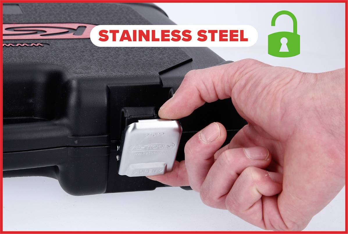 Ein Finger entriegelt ein Sicherheitsschloss an einem schwarzen Koffer. Text: 'STAINLESS STEEL'. Symbol: Schloss.