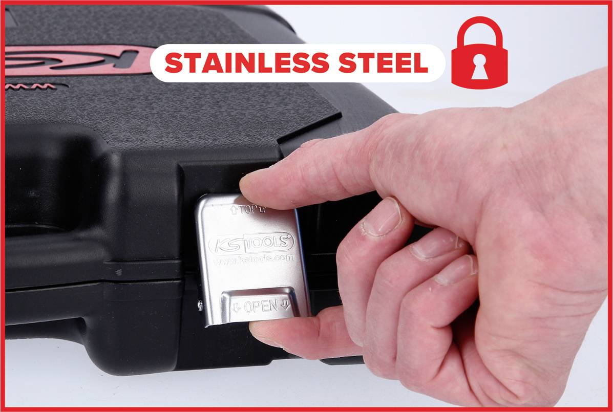 Eine Hand öffnet einen Koffer mit Edelstahlverschluss. Text oben: 'STAINLESS STEEL'. Symbol: rotes Schloss.