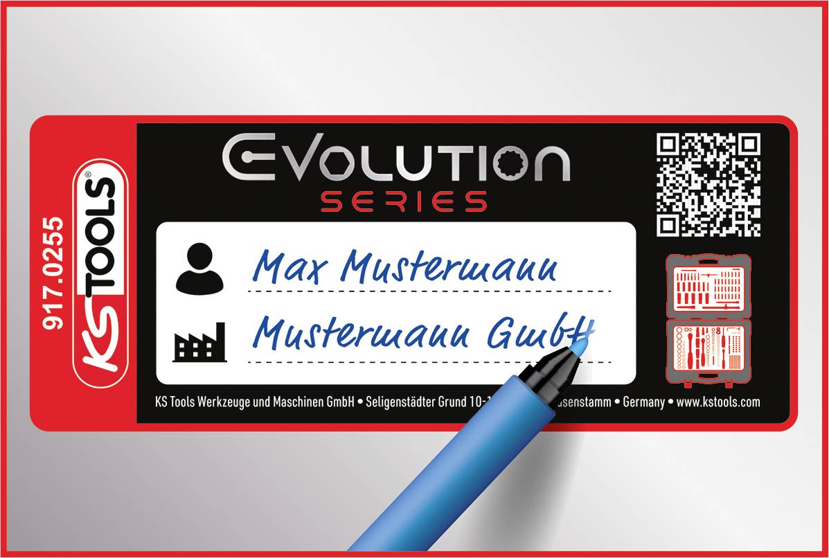 Etikett mit 'Max Mustermann', 'Mustermann GmbH', QR-Code, rotem Rand und blauem Stift. Markenlogo links.
