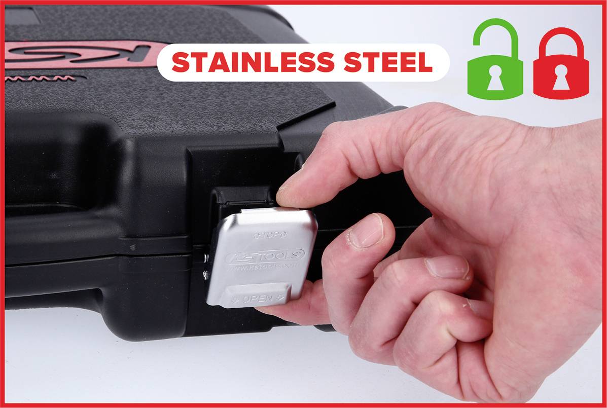 Hand öffnet Metallverschluss eines schwarzen Koffers mit 'STAINLESS STEEL' Schriftzug im Hintergrund. Symbole für offenen und geschlossenen Vorhängeschloss oben rechts.