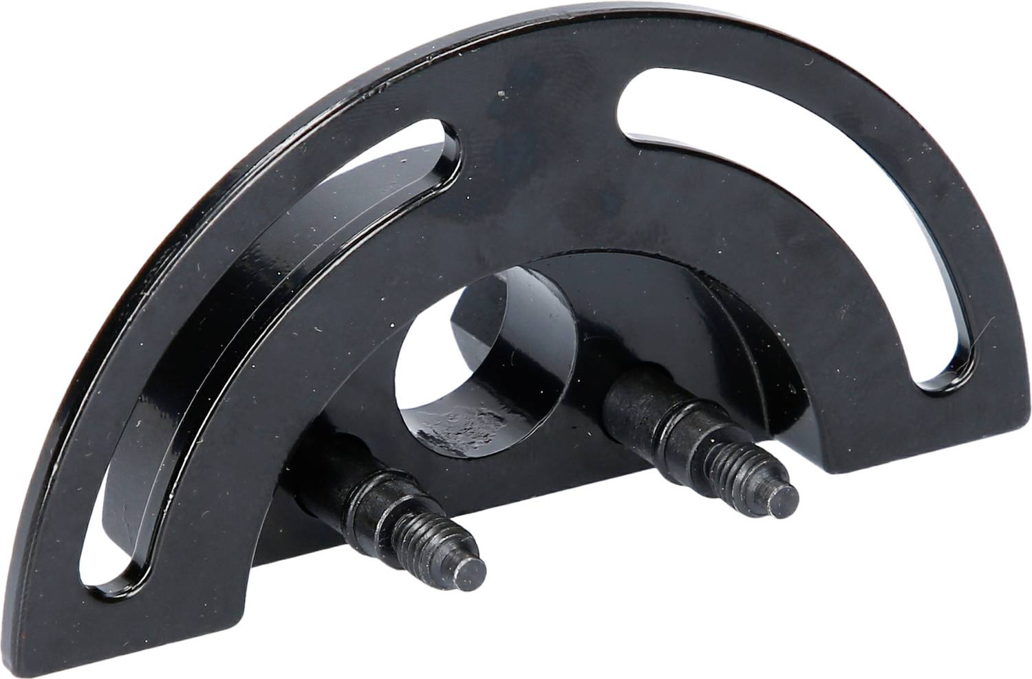 Schwarzes Metallteil mit gebogener Form, zwei hervorstehenden Bolzen und zentralem Loch, vermutlich ein Halteelement oder eine Halterung.