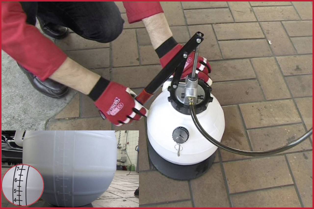 Eine Person pumpt einen Druckbehälter mit einer Handpumpe auf. Im Vordergrund ist ein Messbehälter mit Skala zu sehen.