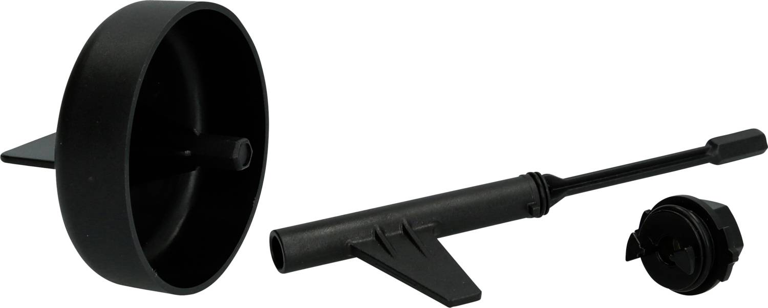 Drei schwarze Kunststoffteile eines Wasserfilter-Reparaturkits auf weißem Hintergrund: ein großes rundes Teil, ein Stab und ein kleiner Deckel.