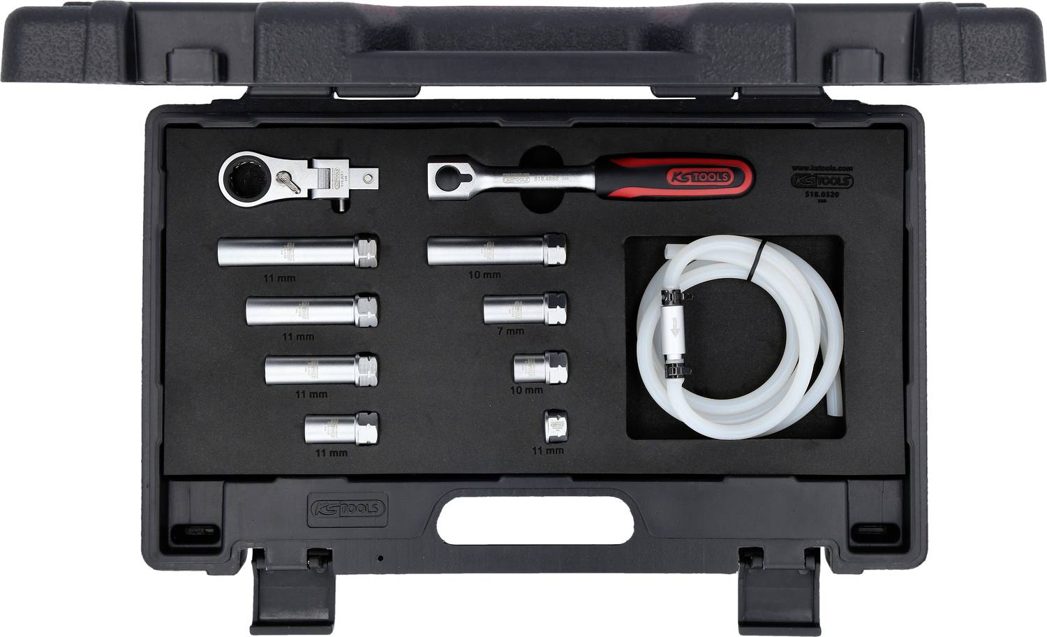 Eine schwarze Werkzeugkiste mit verschiedenen Steckschlüsseln und einem Schraubenschlüssel. Enthält auch einen Schlauch.