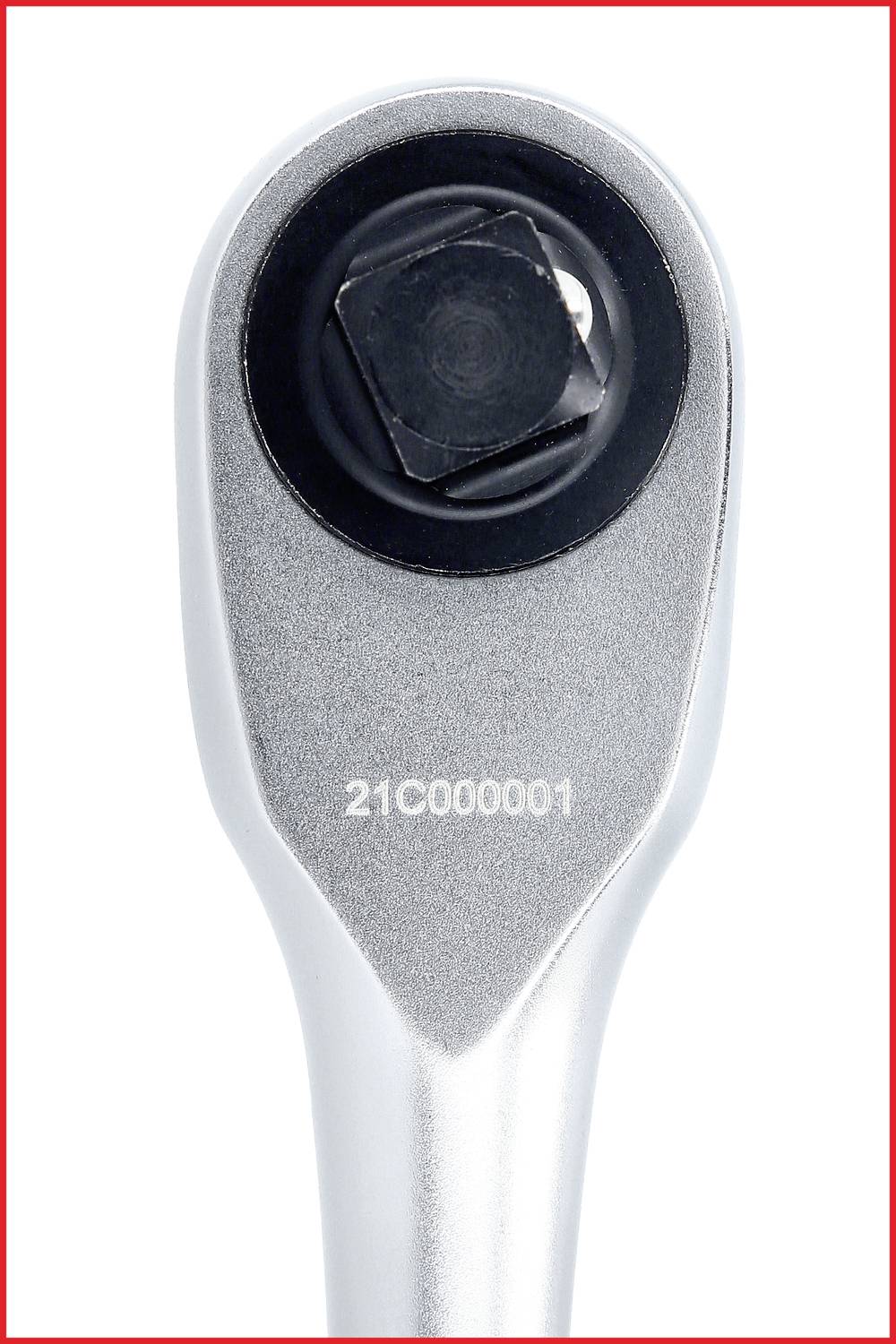 Nahaufnahme eines silbernen Ratschenkopfes mit einer Seriennummer '21C000001', umgeben von einem roten Rahmen.