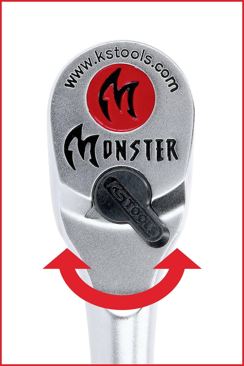 Nahaufnahme eines silbernen Schraubenschlüssels mit dem Logo 'Monster' und einer Website-Adresse. Ein roter Pfeil zeigt eine Drehbewegung an.